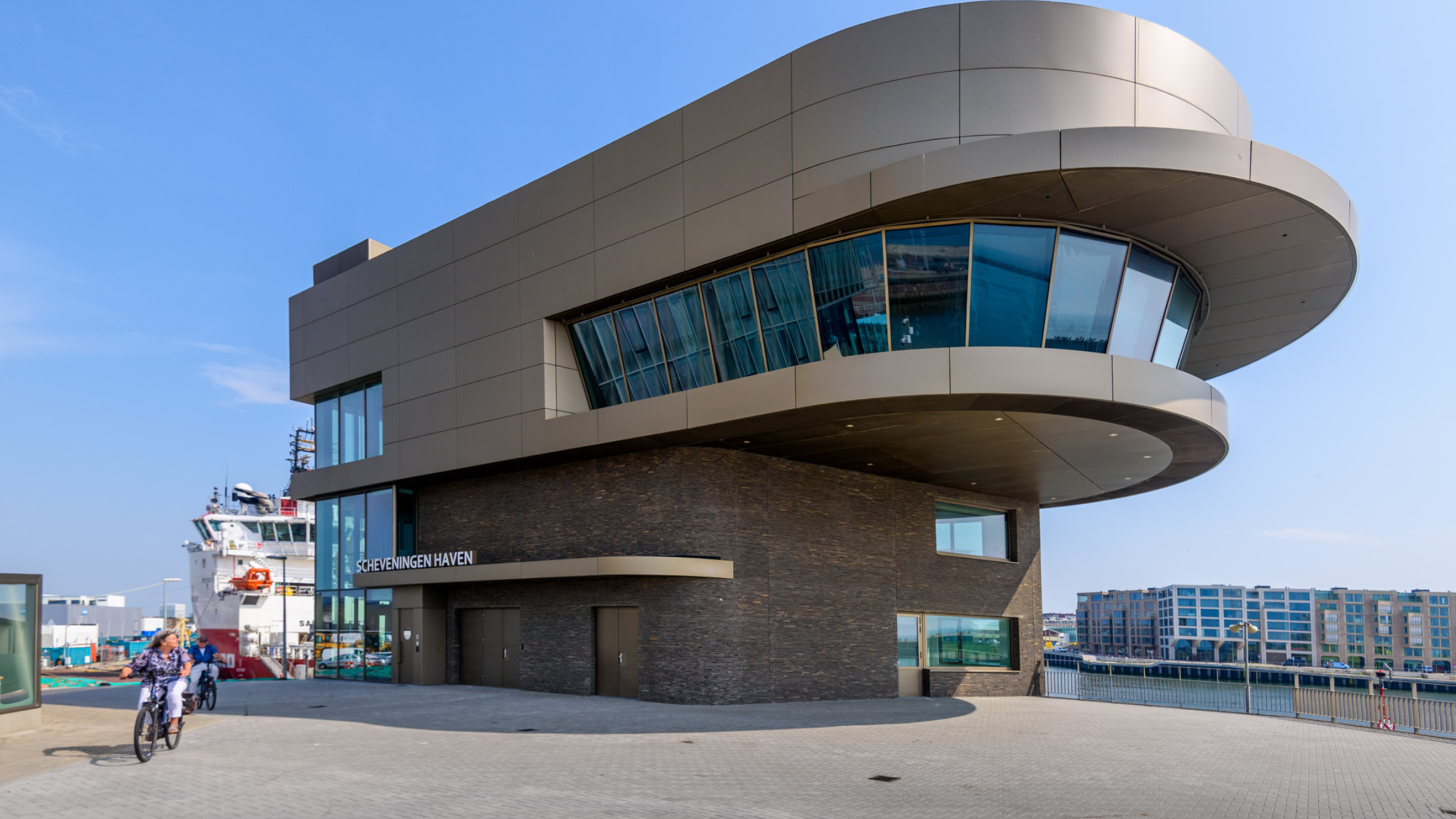 De bedienzaal kraagt uit en lijkt als een moderne stuurhut boven de haven te hangen (foto: Rindert van den Toren)