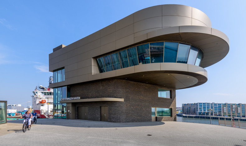 De bedienzaal kraagt uit en lijkt als een moderne stuurhut boven de haven te hangen (foto: Rindert van den Toren)