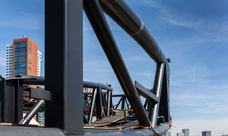 Voor de verticale stijfheid wordt de hoogte van de leuning benut als onderdeel van de constructie