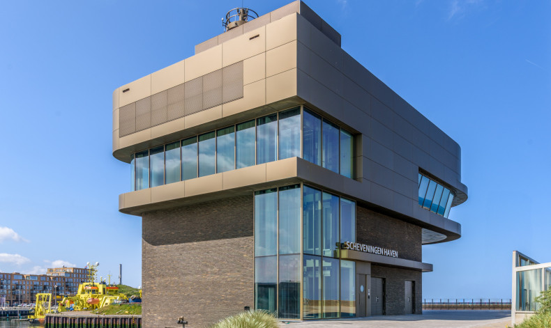 Aan de achterzijde van het gebouw vormt de glazen lift een subtiel maar belangrijk onderdeel van de architectonische expressie (foto: Rindert van den Toren)