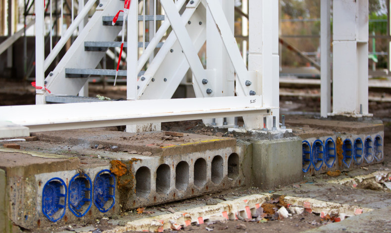  De begane grond van het gebouw bestaat deels uit eerder gebruikte kanaalplaatvloeren. Waar de profielen zijn verlengd, is dat bewust zichtbaar gehouden in het eindresultaat