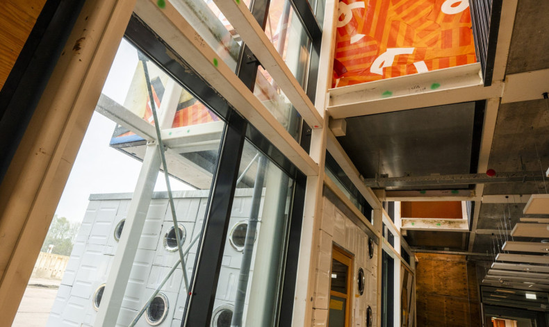 Interieur De HER met zicht op module met deuren van oude wasmachines