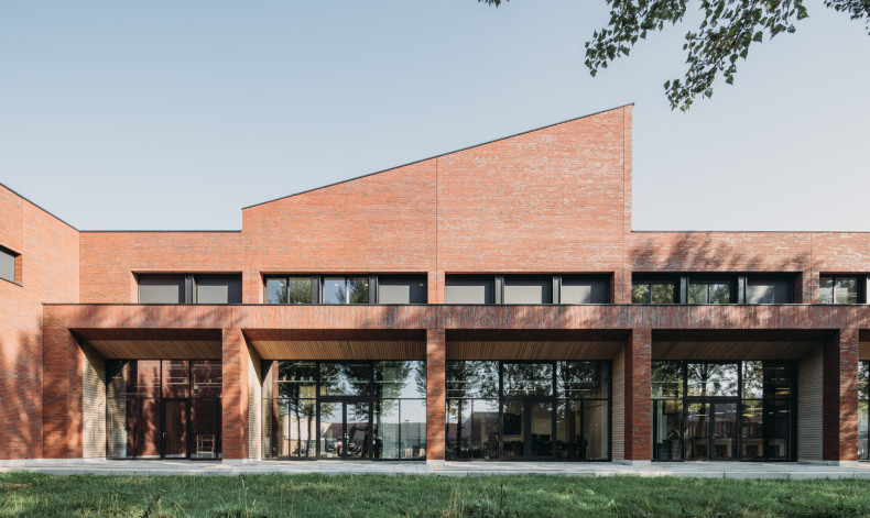 Exterieur met grote te openen deuren
