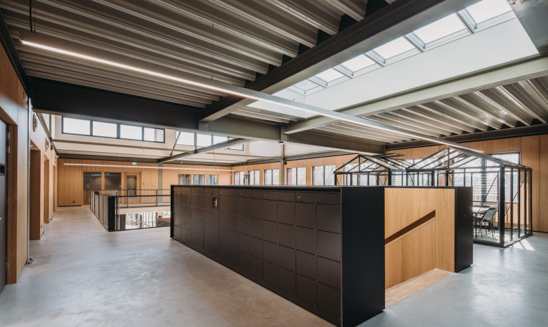 Staal en hout geven de school een stoer en warm interieur