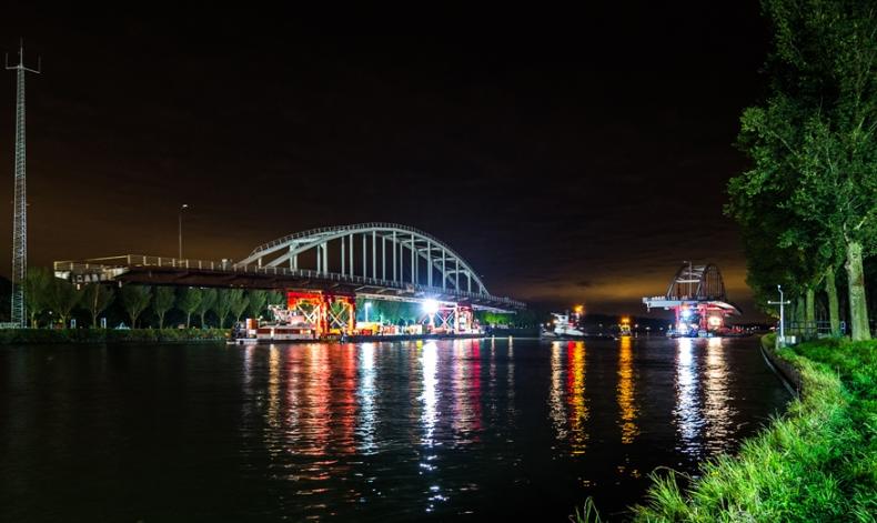 De oude en de nieuwe brug paseren elkaar