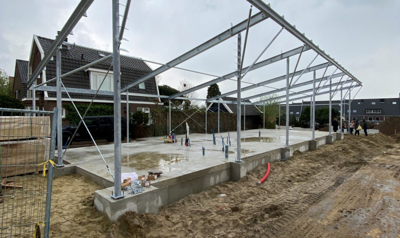 Staalconstructie tijdens de bouw