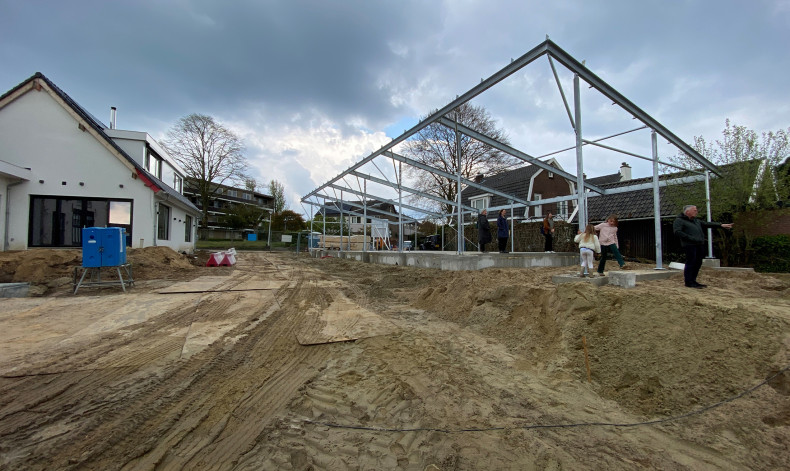 Staalconstructie tijdens de bouw