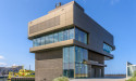 Aan de achterzijde van het gebouw vormt de glazen lift een subtiel maar belangrijk onderdeel van de architectonische expressie (foto: Rindert van den Toren)