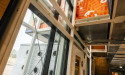 Interieur De HER met zicht op module met deuren van oude wasmachines
