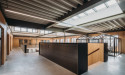Staal en hout geven de school een stoer en warm interieur